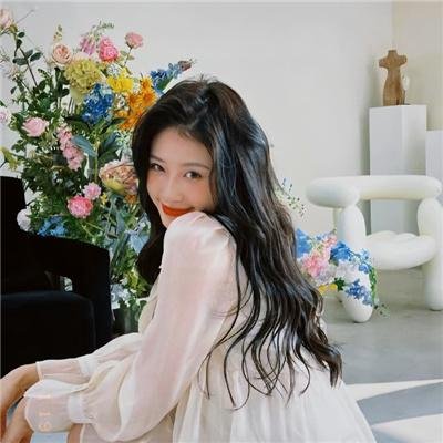 坐在酒吧里吃蛋糕
